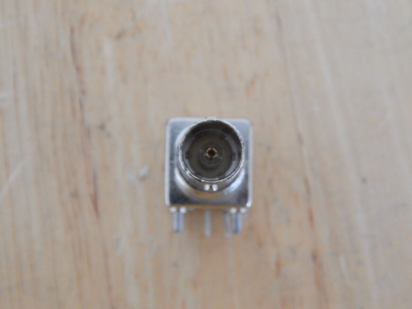 Lot of 32 AMP 5413879-1 bnc female to right angle through hole connector Lot of 32 AMP 5413879-1 bnc female to right angle through hole connector